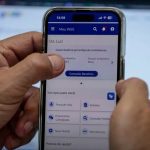 Celular com aplicativo Meu INSS mostrando informações sobre aposentadoria