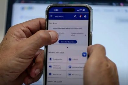 Celular com aplicativo Meu INSS mostrando informações sobre aposentadoria
