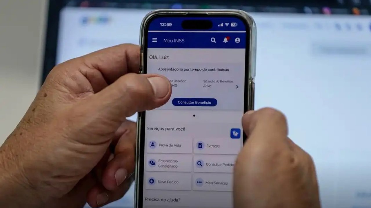 Celular com aplicativo Meu INSS mostrando informações sobre aposentadoria
