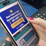 Celular mostrando anúncio de recadastramento online para aposentados e pensionistas em Manaus.