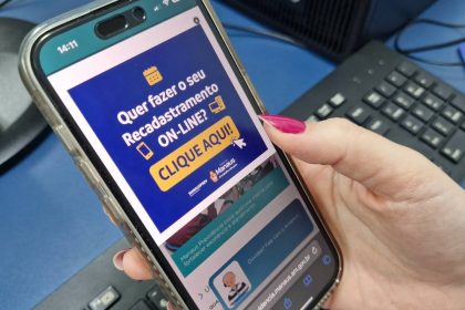 Celular mostrando anúncio de recadastramento online para aposentados e pensionistas em Manaus.