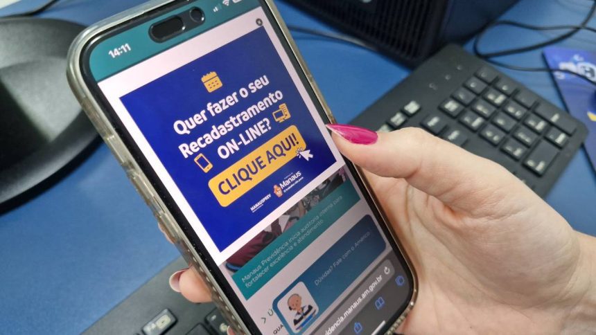 Celular mostrando anúncio de recadastramento online para aposentados e pensionistas em Manaus.