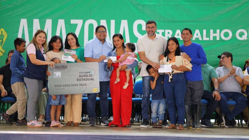 Cerimônia de entrega do Auxílio Estadual a novos beneficiários no Amazonas, com cartão e cheques.