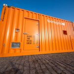 Container laranja com marca tecnogera e dados técnicos.