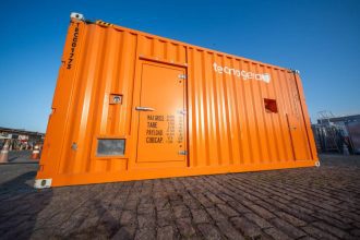 Container laranja com marca tecnogera e dados técnicos.