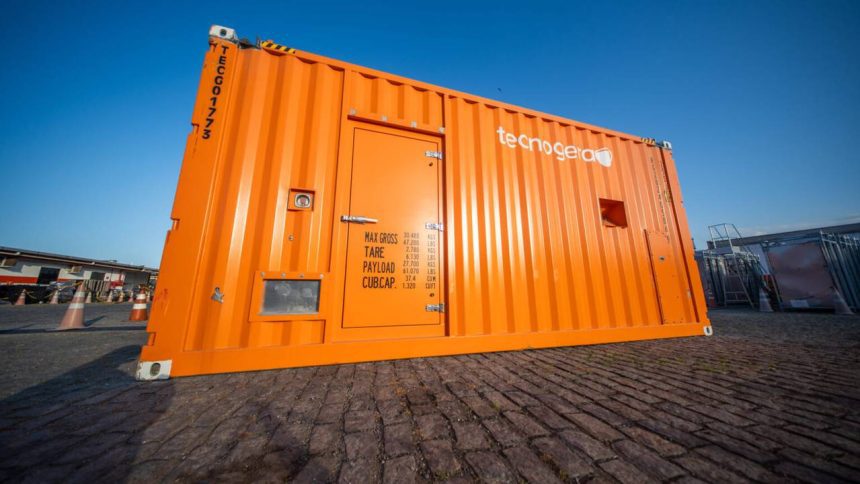 Container laranja com marca tecnogera e dados técnicos.