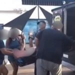 Corpos sendo retirados de festa após tiroteio no bairro Coroado