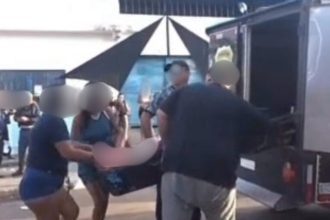 Corpos sendo retirados de festa após tiroteio no bairro Coroado