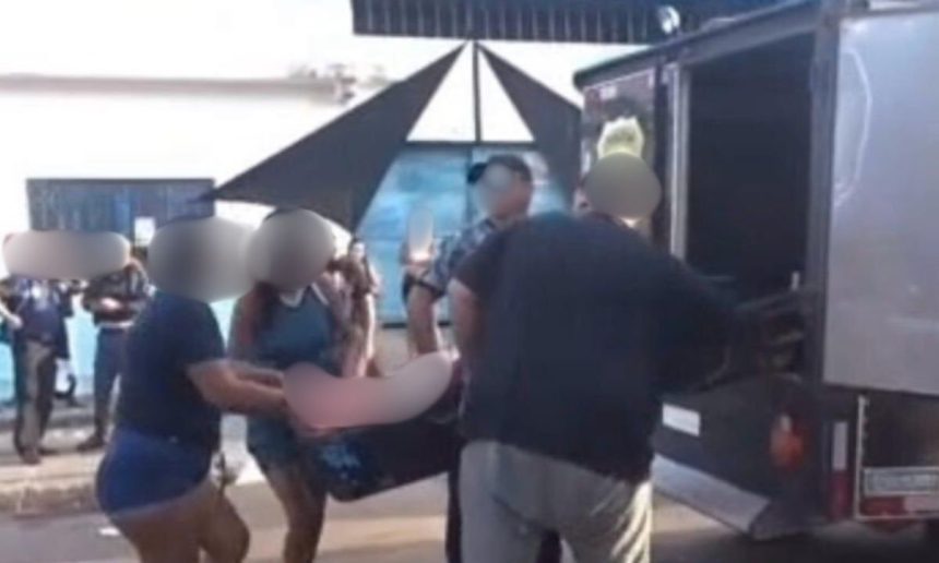 Corpos sendo retirados de festa após tiroteio no bairro Coroado