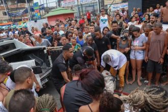Corpos sendo trasladados para Manaus após operação no Rio de Janeiro