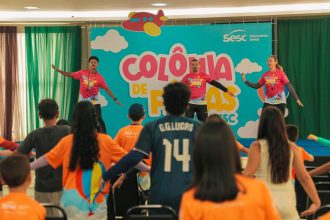 Crianças e monitores se divertem em atividade da Colônia de Férias do Sesc Amazonas