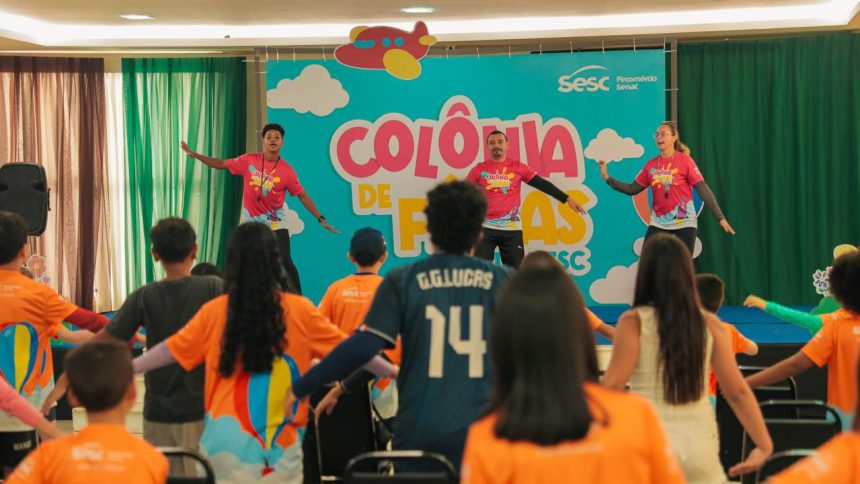 Crianças e monitores se divertem em atividade da Colônia de Férias do Sesc Amazonas