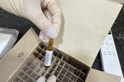 Dentista preso com medicamentos para sedação. Ampolas em caixa.