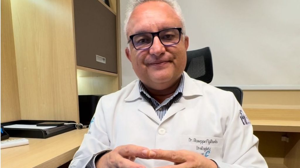 Dr. Giuseppe Figliuolo, uro-oncologista, em seu consultório.