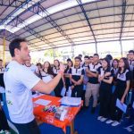 Educador fala para estudantes em evento de capacitação do projeto Divertidamente Amazônia.