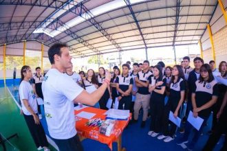 Educador fala para estudantes em evento de capacitação do projeto Divertidamente Amazônia.