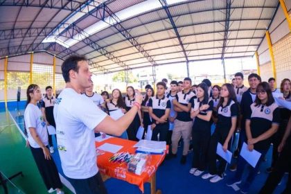 Educador fala para estudantes em evento de capacitação do projeto Divertidamente Amazônia.