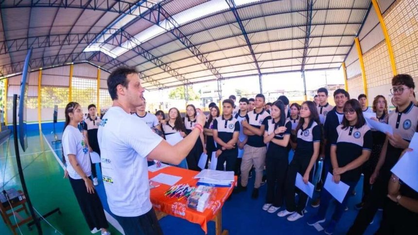 Educador fala para estudantes em evento de capacitação do projeto Divertidamente Amazônia.