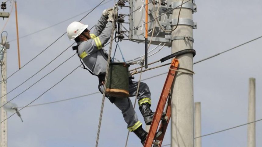 Eletricista trabalhando em poste de energia em Manaus