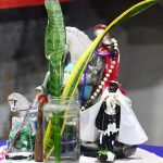 Estátuas de santos e folhagem em celebração à consciência negra no Quilombo de Manaus.