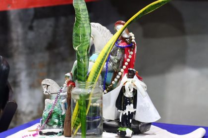 Estátuas de santos e folhagem em celebração à consciência negra no Quilombo de Manaus.