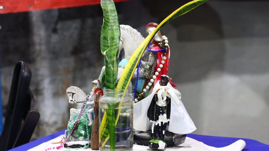 Estátuas de santos e folhagem em celebração à consciência negra no Quilombo de Manaus.