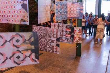 Exposição de azulejos com padrões afro-brasileiros em evento sobre patrimônio cultural.