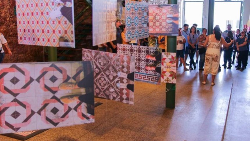 Exposição de azulejos com padrões afro-brasileiros em evento sobre patrimônio cultural.