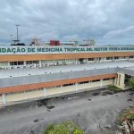 Fachada da Fundação de Medicina Tropical Dr. Heitor Vieira Dourado em Manaus, com céu nublado.