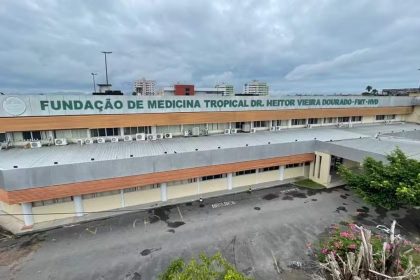 Fachada da Fundação de Medicina Tropical Dr. Heitor Vieira Dourado em Manaus, com céu nublado.