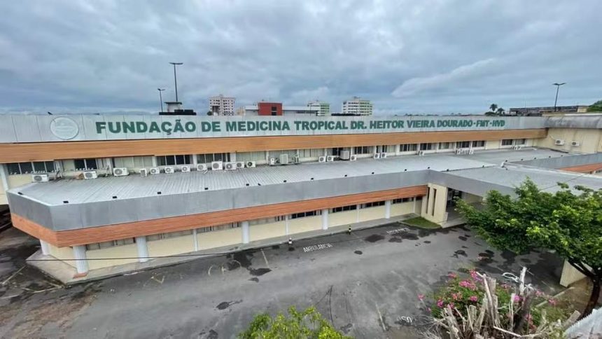 Fachada da Fundação de Medicina Tropical Dr. Heitor Vieira Dourado em Manaus, com céu nublado.
