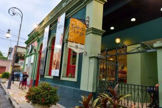 Fachada da Galeria do Largo em Manaus, com letreiro e arquitetura colorida.