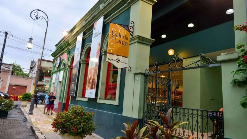 Fachada da Galeria do Largo em Manaus, com letreiro e arquitetura colorida.