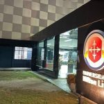 Fachada da Universidade Nilton Lins, com logo e arquitetura moderna.