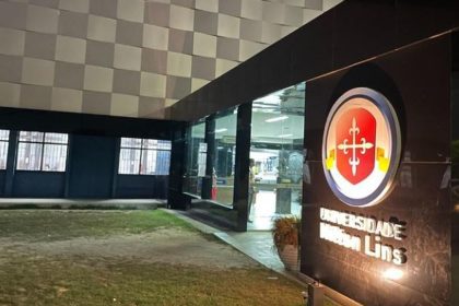 Fachada da Universidade Nilton Lins, com logo e arquitetura moderna.