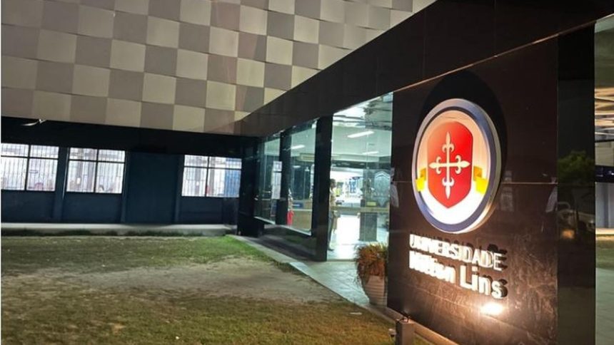 Fachada da Universidade Nilton Lins, com logo e arquitetura moderna.