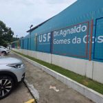 Fachada da USF Dr. Agnaldo Gomes da Costa em Manaus, com carro estacionado.