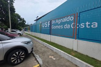 Fachada da USF Dr. Agnaldo Gomes da Costa em Manaus, com carro estacionado.