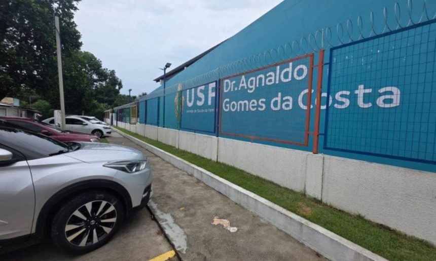 Fachada da USF Dr. Agnaldo Gomes da Costa em Manaus, com carro estacionado.