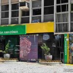Fachada do Banco da Amazônia (BASA) com sinalização e anúncios de eventos culturais.