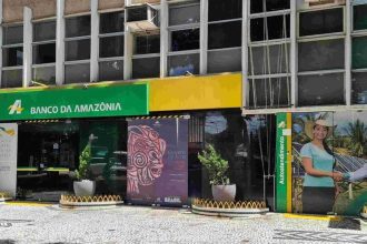 Fachada do Banco da Amazônia (BASA) com sinalização e anúncios de eventos culturais.
