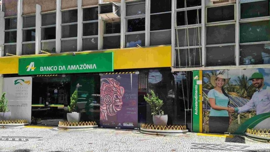 Fachada do Banco da Amazônia (BASA) com sinalização e anúncios de eventos culturais.