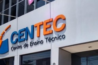 Fachada do Centec com logo em destaque