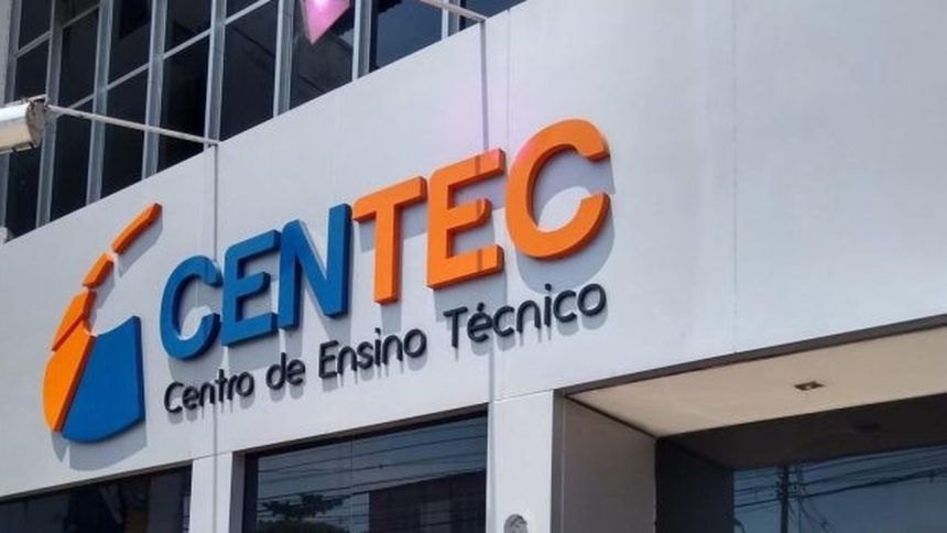 Fachada do Centec com logo em destaque