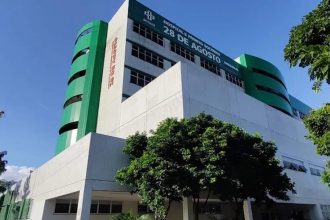 Fachada do Hospital 28 de Agosto com arquitetura moderna e céu azul.
