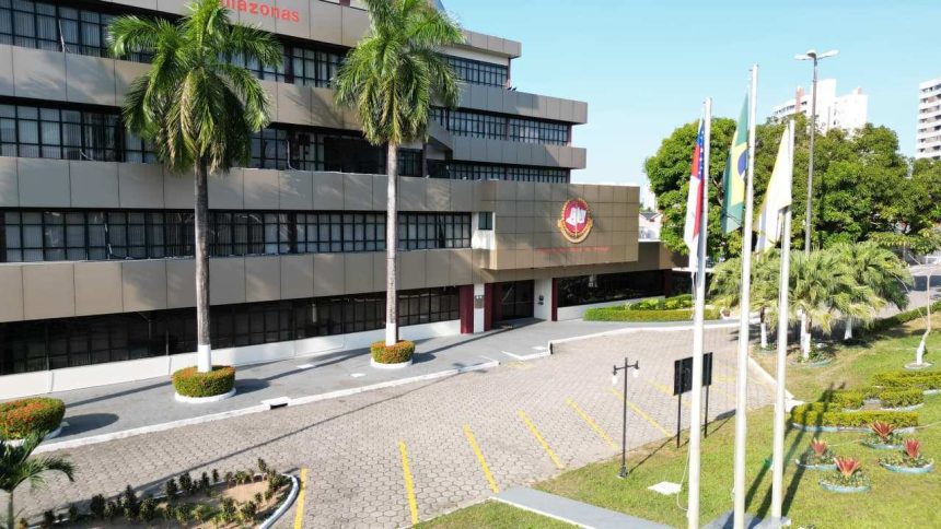 Fachada do Ministério Público, com prédios e palmeiras.