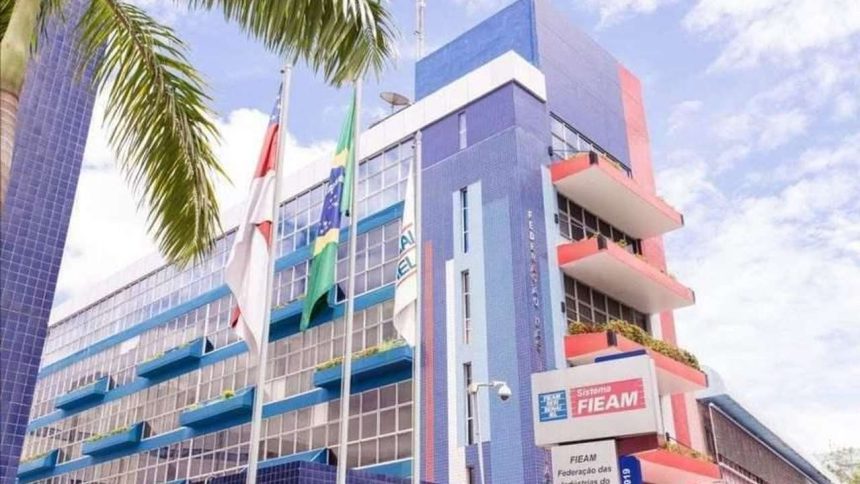 Fachada do prédio da FIEMG com bandeiras do Brasil e de estados, com palmeiras e céu azul ao fundo.