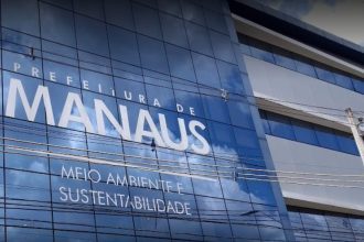 Fachada do prédio da Prefeitura de Manaus, com os dizeres 'Meio Ambiente e Sustentabilidade'.