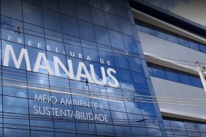 Fachada do prédio da Prefeitura de Manaus, com os dizeres 'Meio Ambiente e Sustentabilidade'.