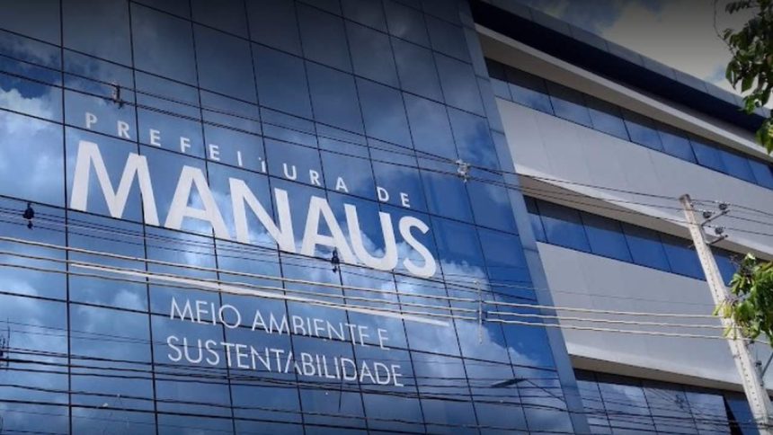Fachada do prédio da Prefeitura de Manaus, com os dizeres 'Meio Ambiente e Sustentabilidade'.